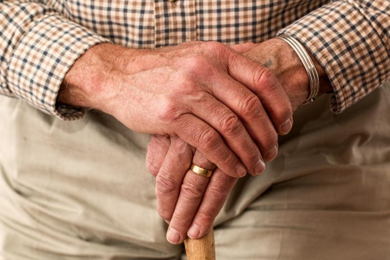 Помощь получат пенсионеры старше 65 лет