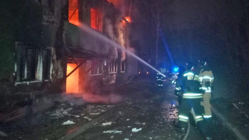 Екатеринбургские пожарные более двух часов тушили барак