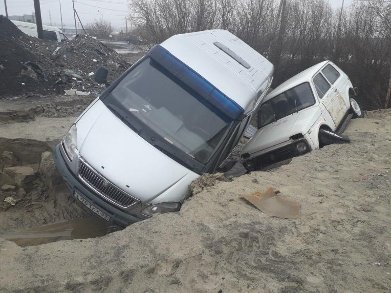 В Салехарде автомобили провалились в яму после ливня