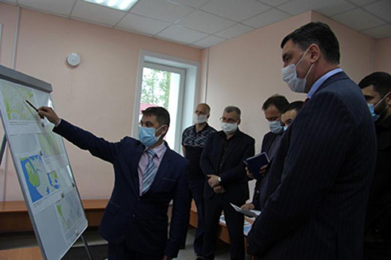 Мэр города Руслан Болотов проверил, как проходит благоустройство спорткомплекса «Авиатор»
