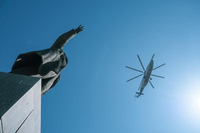 Военные самолеты и вертолеты пролетели в небе над Екатеринбургом