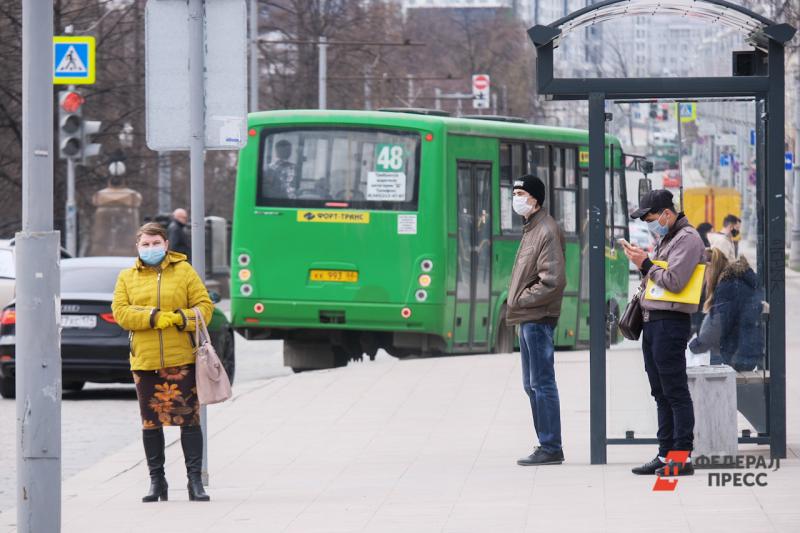 Россияне в период пандемии на автобусной остановке