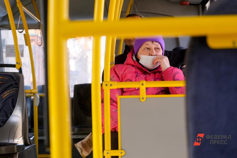 Пожилая женщина в маске в общественном транспорте