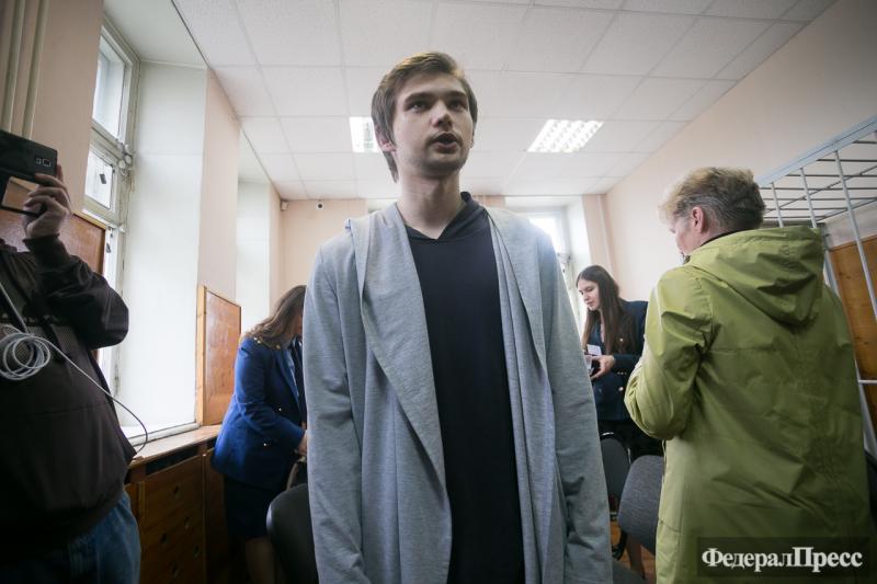 Блогер Руслан Соколовский в зале суда в 2017 году