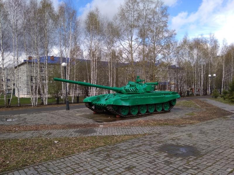 Градоначальник Максим Афанасьев обещает танк перекрасить.