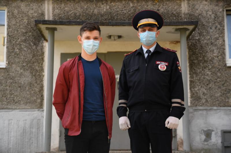 Свердловский школьник, сотрудники полиции и Росгвардии спасли старушку из горящей квартиры