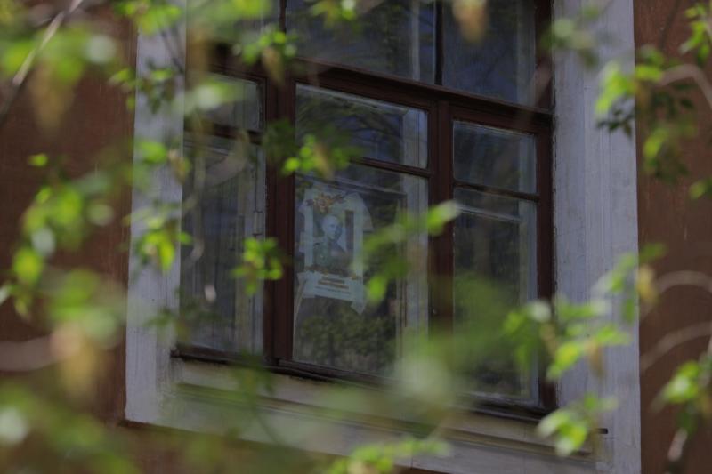 В Екатеринбурге горожане украшают окна в честь Дня Победы