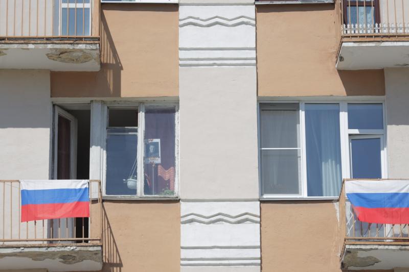 В Екатеринбурге горожане выставляют фото своих героев в окна