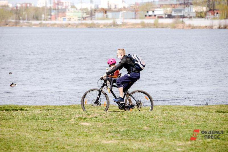 Велосипедист с ребенком
