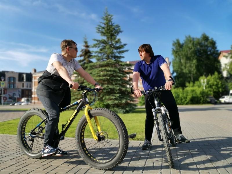 Проблемные участки мэр города осмотрел на велосипеде