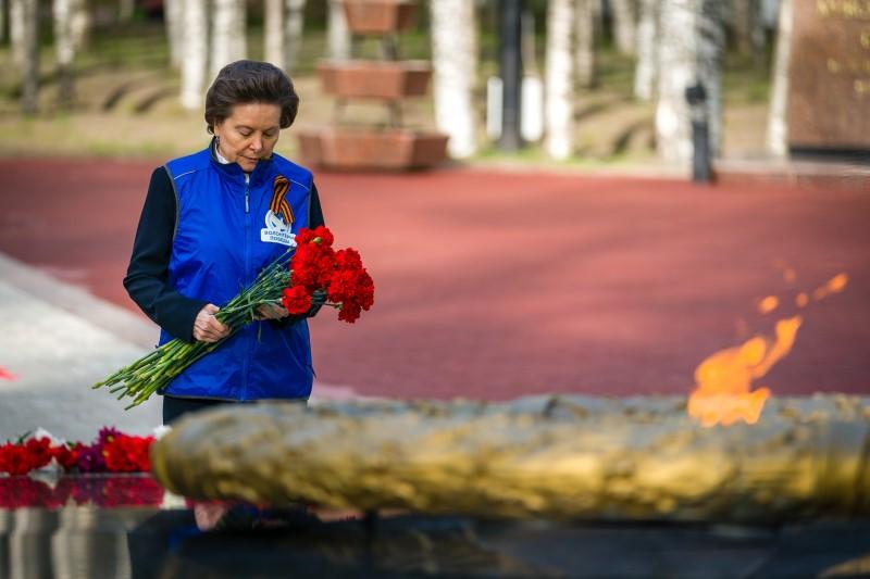 Наталья Комарова возложила цветы в День Победы от имени всех югорчан