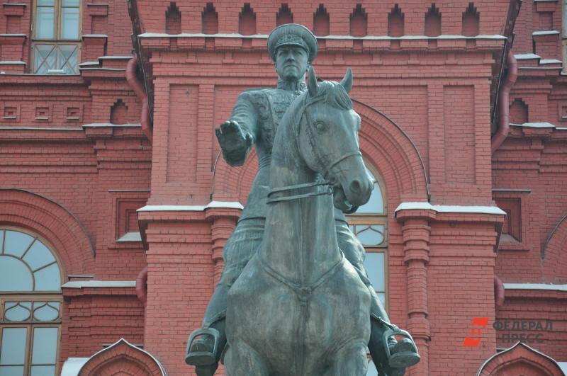 Маршал Жуков так и остался на Красной площади как символ армии-победительницы