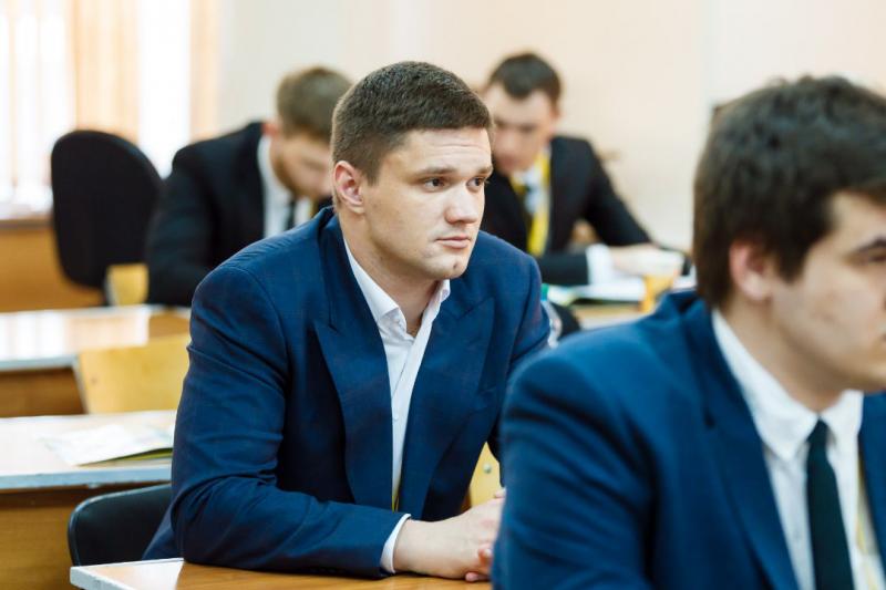 Роман Кильдюшкин проводит со студентами и школьниками профориентационную работу