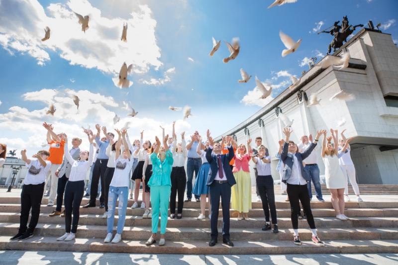 У стен Музея Победы в небо взлетели более 200 голубей мира