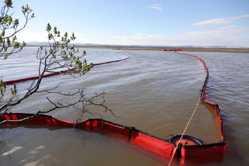 Прокуратура проверит сообщение о разливе нефтепродуктов в реку в Пуровском районе ЯНАО
