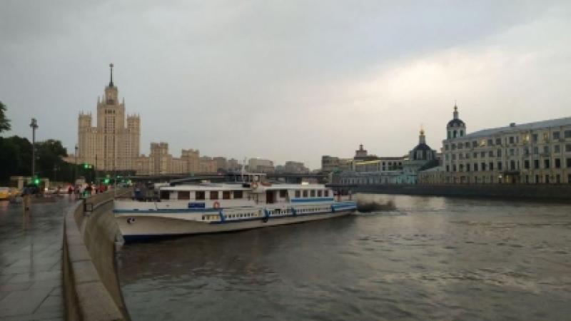 В Москве теплоход с выпускниками врезался в стену набережной