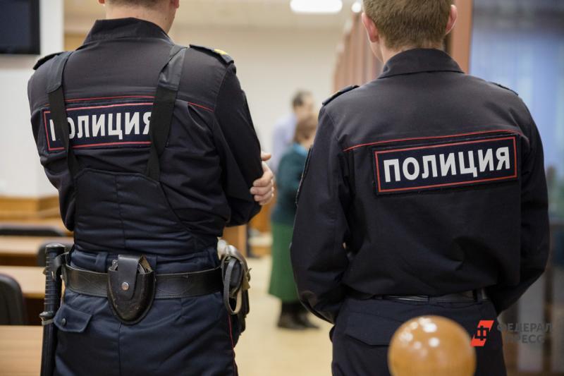 В Екатеринбурге суд отпустил из-под домашнего ареста трех экс-полицейских, обвиняемых в изнасиловании