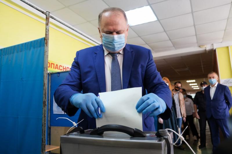 Николай Цуканов проголосовал за поправки в Конституцию и оценил явку в УрФО