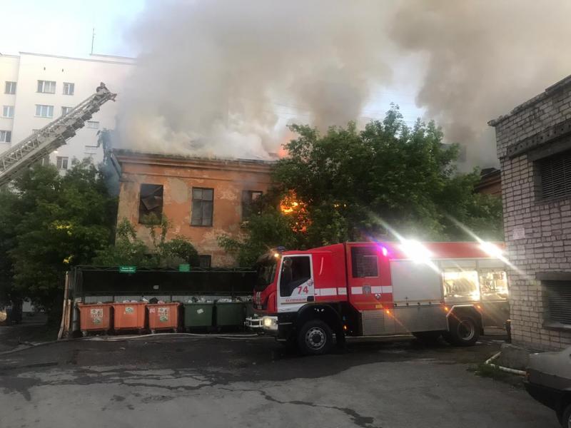 В Екатеринбурге горела заброшенная школа