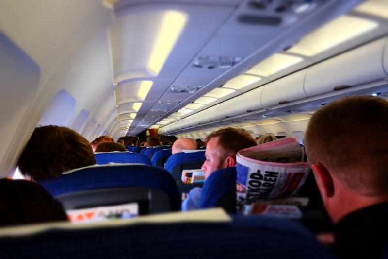 Пьяный мужчина обругал пассажиров и экипаж самолета, вылетающего из Новосибирска