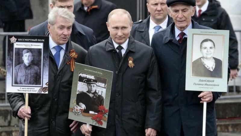 Геннадий Иванов (крайний слева) предложил выходить на парадами с портретами фронтовиков еще в 2007 году