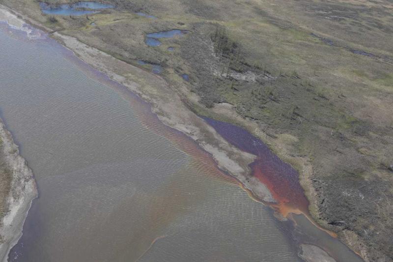 ПДК нефтепродуктов в некоторых местах реки превышает норму в 52 тысячи раз
