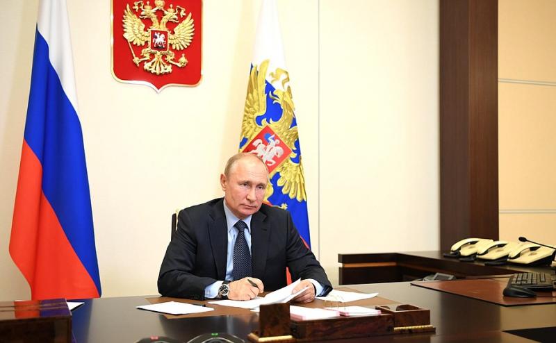 Путин провел видеоконференцию в День социального работника