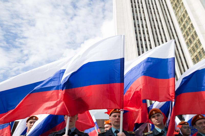 Россиянам раздадут 15 миллионов ленточек-триколоров