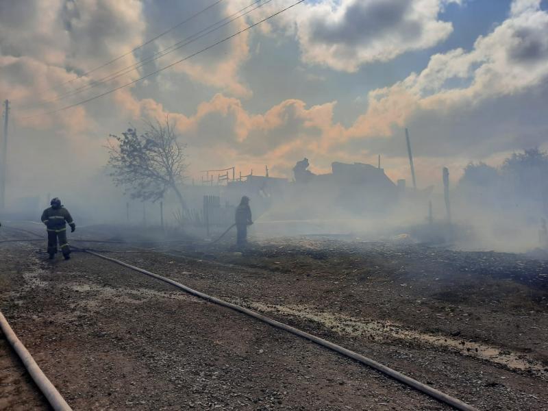 На Среднем Урале крупный пожар охватил несколько частных домов