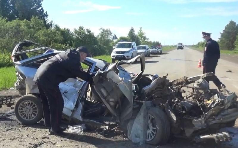 В результате ДТП на трассе в Свердловской области погибли два человека