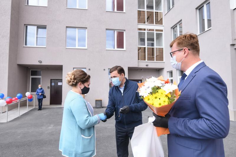 Бюджетникам Первоуральска подарили новые квартиры