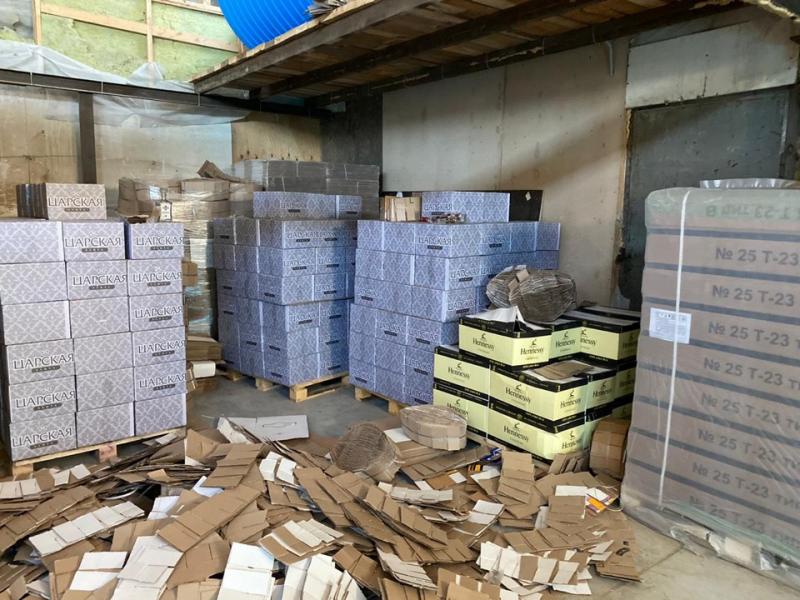 В Свердловской области сотрудники ФСБ изъяли более 15 тонн контрафактного алкоголя