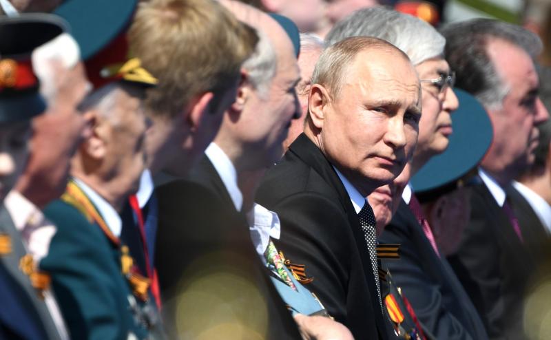 Путин поприветствовал участников парада Победы