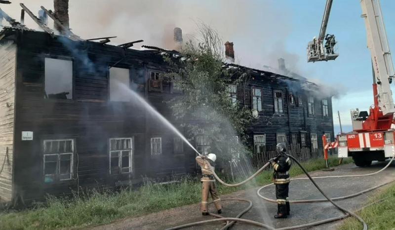 Сельский барак тушили три десятка пожарных