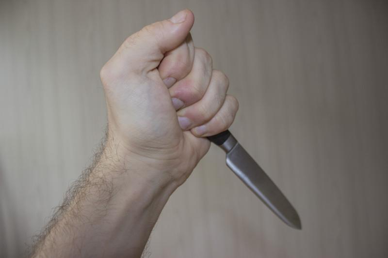 Грабитель отобрал обои, угрожая сотруднику магазина ножом