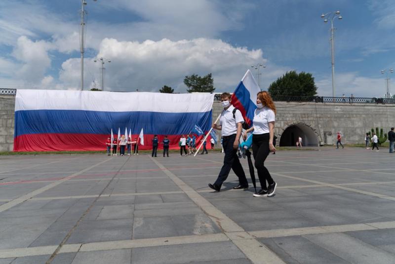 Екатеринбург украсили российскими флагами