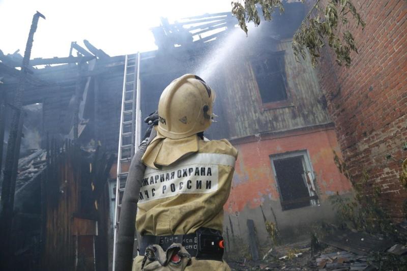 В Кургане горели сразу два заброшенных дома