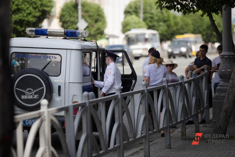 Полицейские обнаружили, что люди наклеивают знаки отличия полиции на автомобиль УАЗ