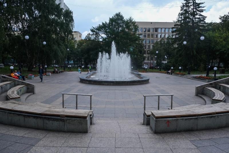 В Екатеринбурге подрядчик до сих пор устраняет замечания мэрии по ремонту в сквере за Оперным
