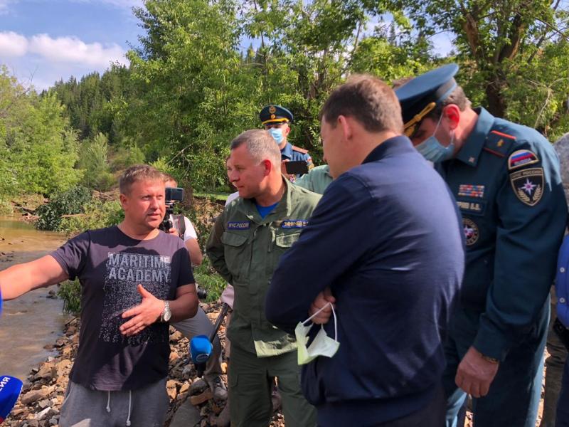 Глава МЧС Евгений Зиничев осматривает пострадавшие от паводка Нижние Серги