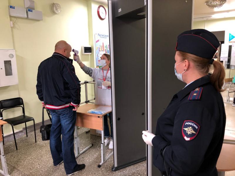 В Екатеринбурге для охраны на участки привлекли больше тысячи полицейских