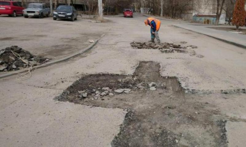 В Дальнегорске прямо сейчас ремонтируют центральную городскую дорогу