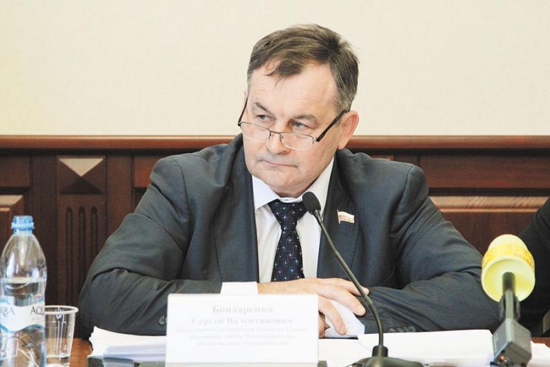 Депутат Сергей Бондаренко извинился за плакат со строчкой из песни Макаревича