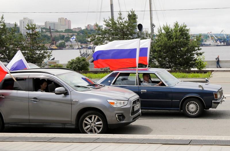 С флагами участники автопробега проехали по памятными местам Владивостока