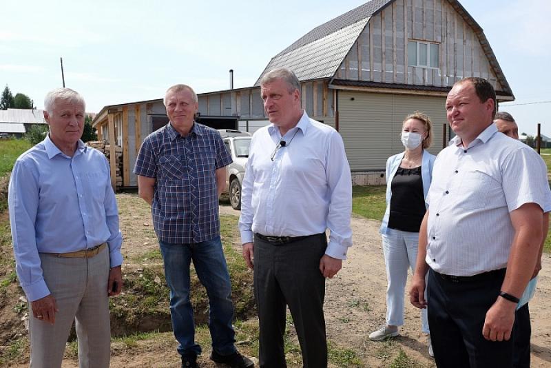 Губернатор Игорь Васильев провел выездное совещание в селе Среднеивкино