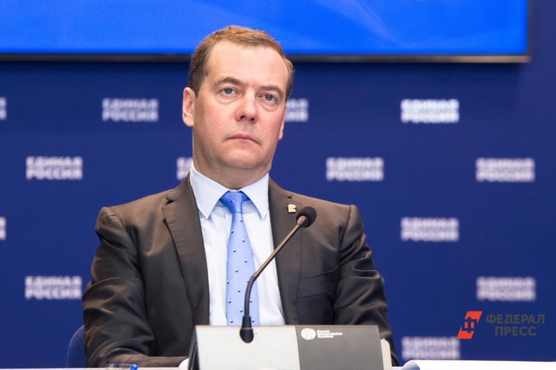 Медведев поручил ЕР законодательно обеспечить поправки в Конституцию