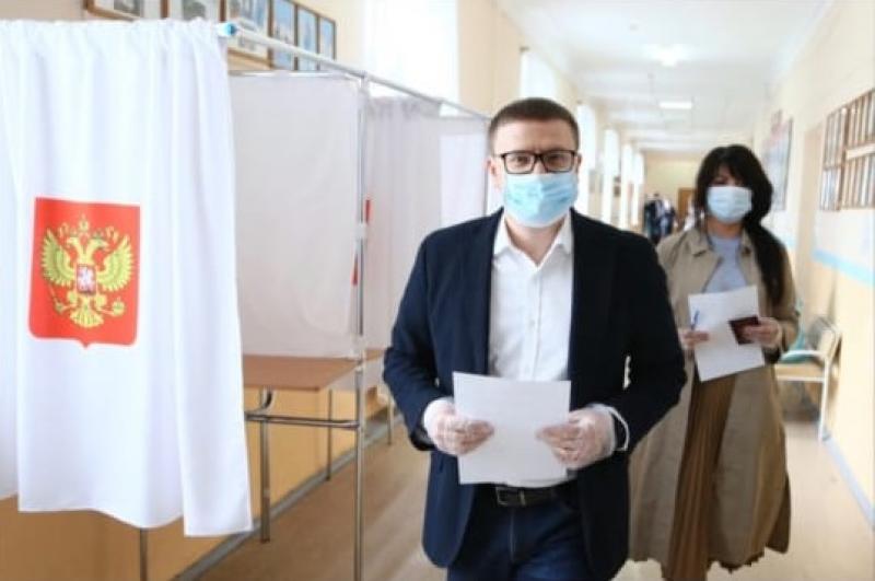 Алексей Текслер и Ирина Текслер пришли на избирательный участок, чтобы принять участие в голосовании