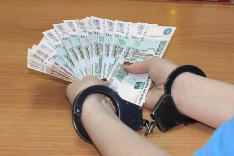 Сотрудница задержана за получение взятки в 17 тысяч рублей