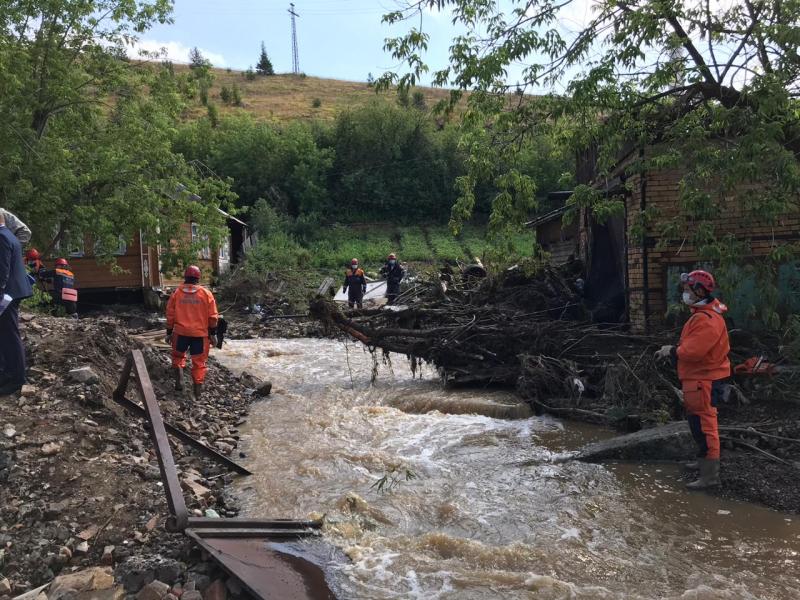 Уральские спасатели продолжают разбирать обломки в Нижних Сергах