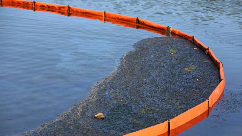 Река в Сургуте вновь загрязнена нефтепродуктами